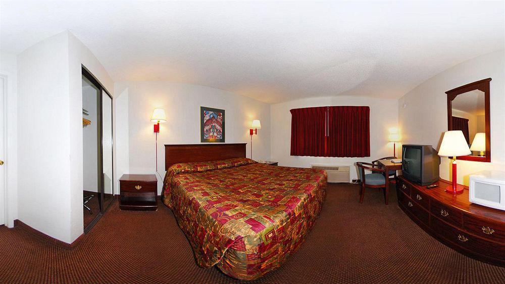 Econo Hotel 2*